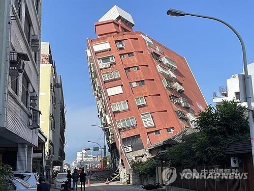 규모 7.4 지진으로 기울어진 주택 [사진: 연합뉴스]