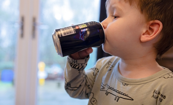 어린 시절 가당 음료를 섭취하는 버릇이 들면 성인이 된 후 나쁜 식습관이 형성될 가능성이 높다는 연구 결과가 발표됐다. [사진: 스완지대]