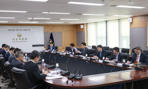 금융당국과 유관기관 관계자들이 모여 긴급 점검 회의를 개최하고 있다. [사진:연합뉴스]