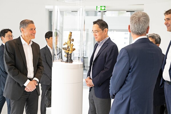 독일 오버코헨 ZEISS 본사를 방문한 이재용 삼성전자 회장이 ZEISS 제품을 살펴보는 모습 [사진: 삼성전자]