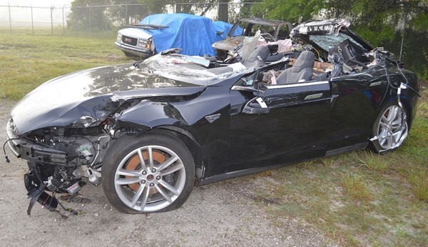 2016년 5월 미국 플로리다에서 발생한 테슬라 모델S 오토파일럿 충돌 사고 당시 모습 [사진: 플로리다 고속도로 순찰대]