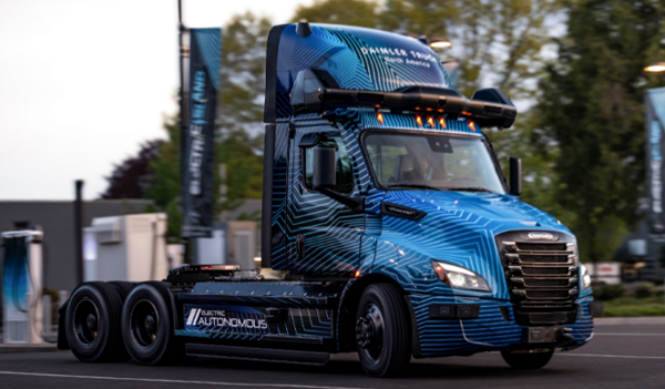 다임러트럭이 자율주행 기술이 적용된 양산형 세미 트럭을 공개했다. [사진: 다임러]